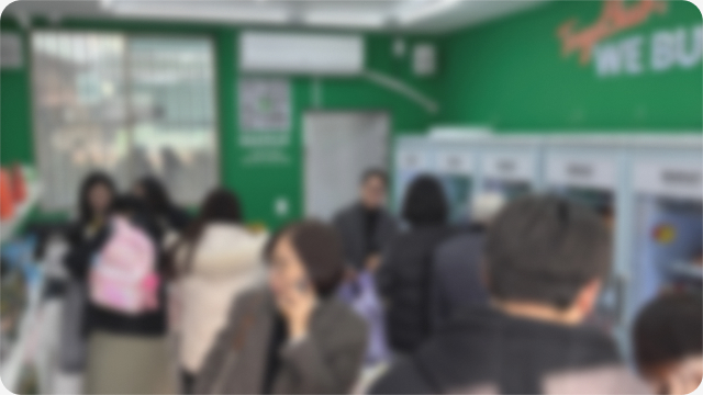 다이클로 매장에서 쇼핑하는 손님들