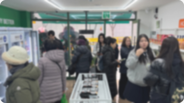 다이클로 매장에서 쇼핑하는 손님들