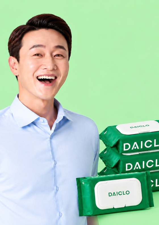 다이클로 독점 PB 물티슈를 든 홍보 모델