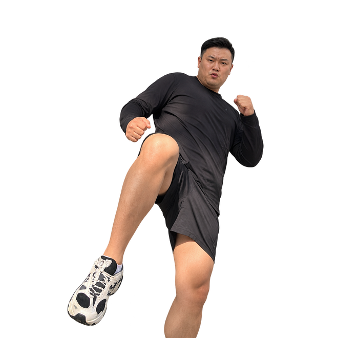 킥복싱 자세를 취한 남성