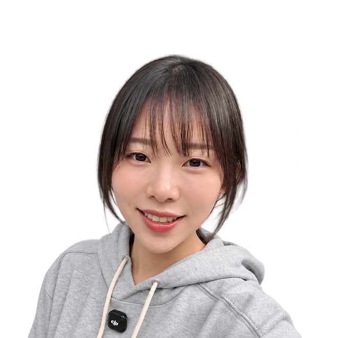 미소 짓는 여성의 셀카