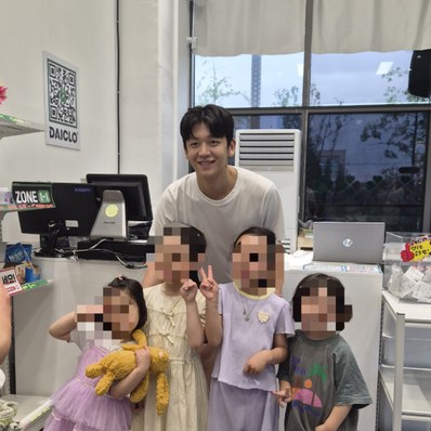 다이클로 매장을 찾은 배드민턴 선수 이용대