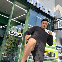 다이클로 매장을 찾은 UFC 선수 명현만