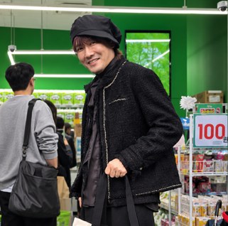 다이클로 매장을 찾은 가수 김장훈