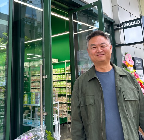 다이클로 매장을 찾은 영화감독 강윤성