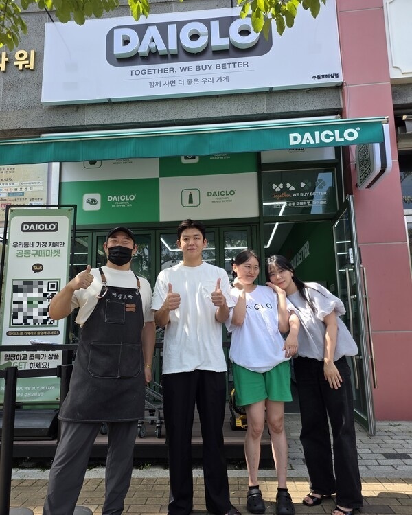 이용대, 다이클로 수원 매장 방문…가맹점주 격려·팬사인회 진행